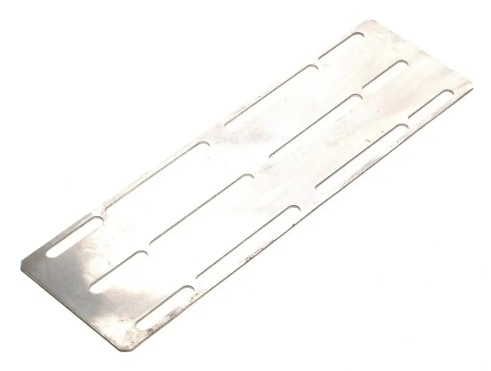 Metallisches Staublech mit mehreren länglichen Schlitzöffnungen, hergestellt von Bosch, geeignet für spezifische Werkzeugmodelle zur Staubaufnahme.